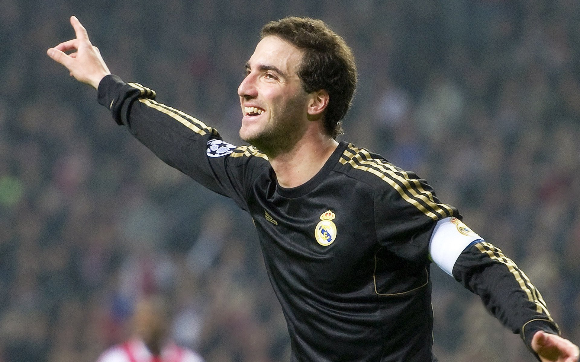 开云全站-AC米兰球员皮亚尼奇在联赛中展现出色发挥，皮亚尼奇助攻c罗贴地斩