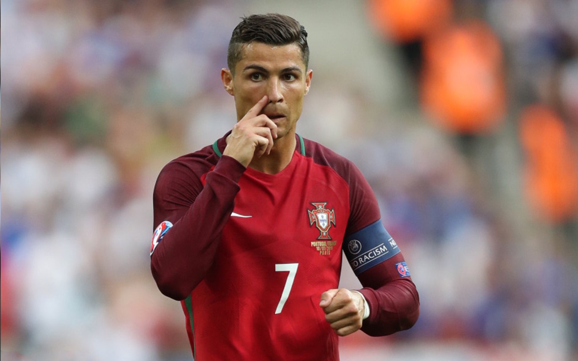 法兰克福球员表现出色，以出色实力赢得比赛，足球法兰克福